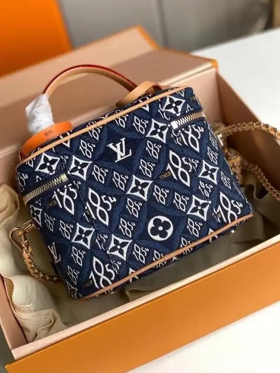 Repladies offers premium fake Louis bags at unbeatable prices. Our products are cheap because we focus on direct sales VANITY PM VUITTON LOUIS 1854 SINCE 0324